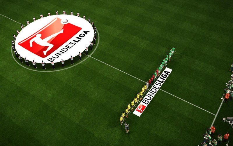 Logo Bundesliga ở vòng tròn giữa sân, hai đội xếp hàng trước trận đấu Bundesliga